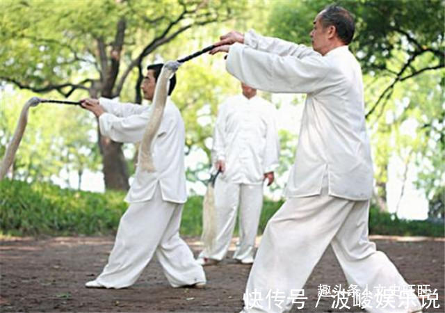 轻功|李凤山秘练轻功,40公斤铁砂衣穿三年,我身轻如燕能飞檐走壁