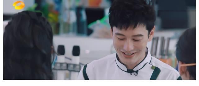 赵丽颖做客《中餐厅》，与黄晓明斗嘴画面搞笑，张碧晨用筷子盘头引争议