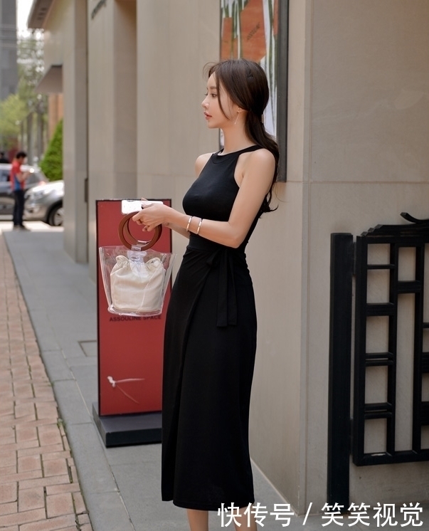 凹凸有致|美女小姐姐搭配黑色连衣裙，秀出婀娜多姿好身材，突显时尚妩媚