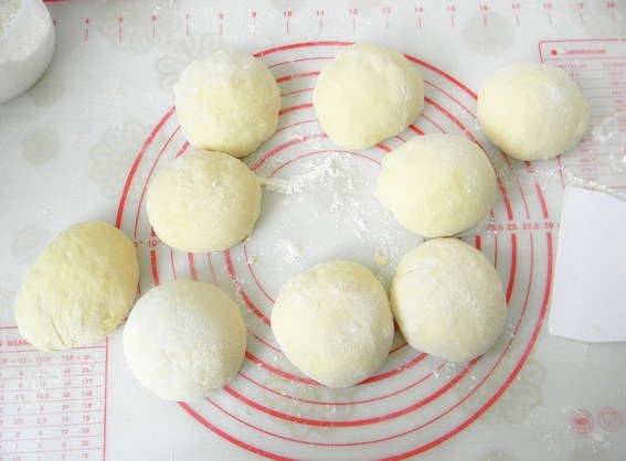 发面时，别只会加酵母，再加这2样，半小时发满盆，个个暄软蓬松