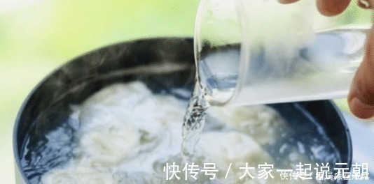 煮饺子,最忌开水下锅,大厨多加这一步,饺子鲜嫩多汁不破皮