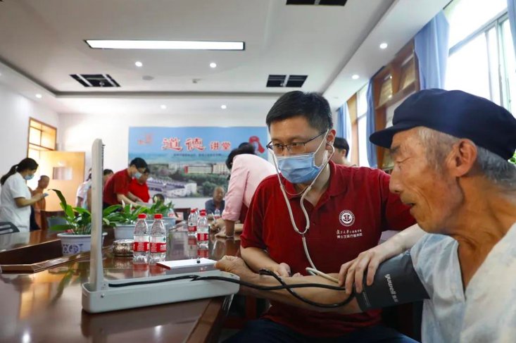 看病|“大城市的医生来给我们免费看病了”，复旦“博医团”走过27年又出发了