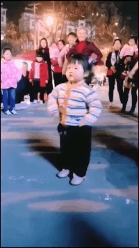 |搞笑GIF段子:如果不是奶奶带大,这特长还发挥不出来呢?