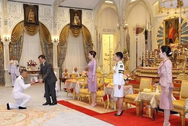 玛哈国王!诗妮娜受到严厉警告,乘坐皇家轿车全程跪对苏提达,还被禁止露面