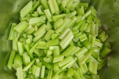 营养师|吃芹菜为什么不吃叶?营养师讲出真相,后悔现在才知道!