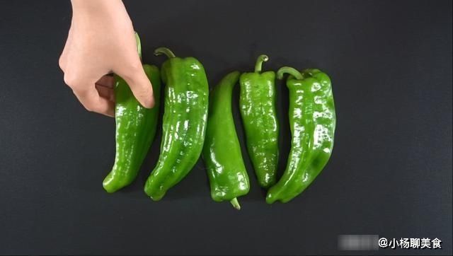 买青椒时，怎么区别辣与不辣？老菜农：记住这4个要点，准挑对！