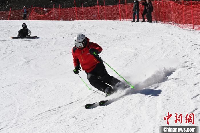 四川阿坝演绎青春版冰雪“奇缘”