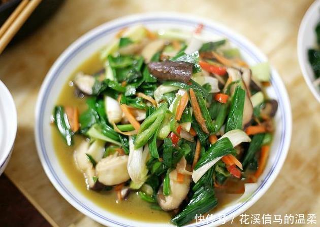 2021年的家庭聚会第一餐,有荤有素搭配均衡,一家人吃得开心满足