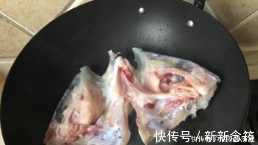 鱼汤颜色白不白，什么时候加水很重要！这时候加，浓白鲜美沒腥味