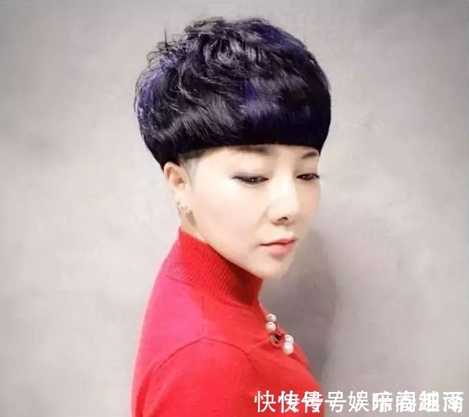 额头 55岁的女人适合留短发吗?有哪些值得推荐的短发发型吗?