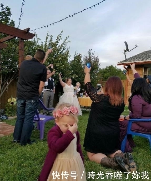 婚礼上所有人都一本正经,花童们却很任性