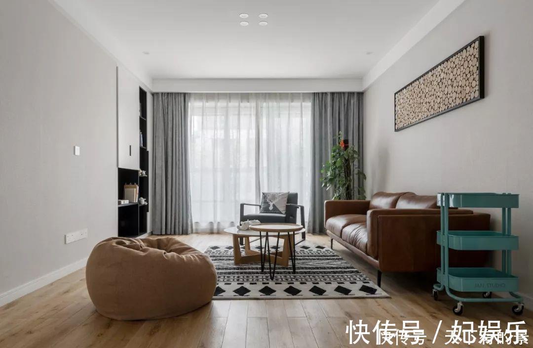 客厅|客厅沙发这样摆放，面积直接大了一倍，邻居见了挤爆门来学！