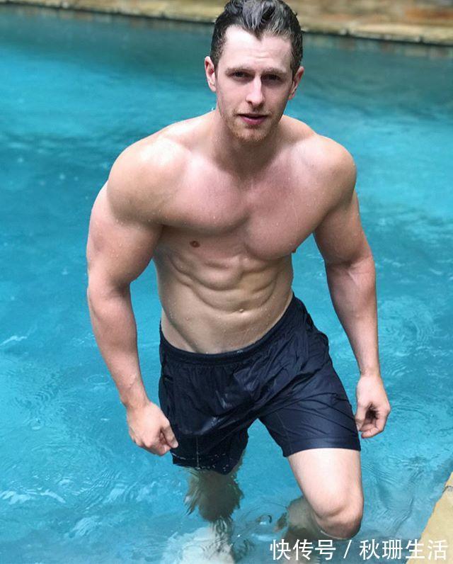 肌肉男|出生就少一块胸肌, 衣服都不敢脱, 却苦练成健美肌肉男