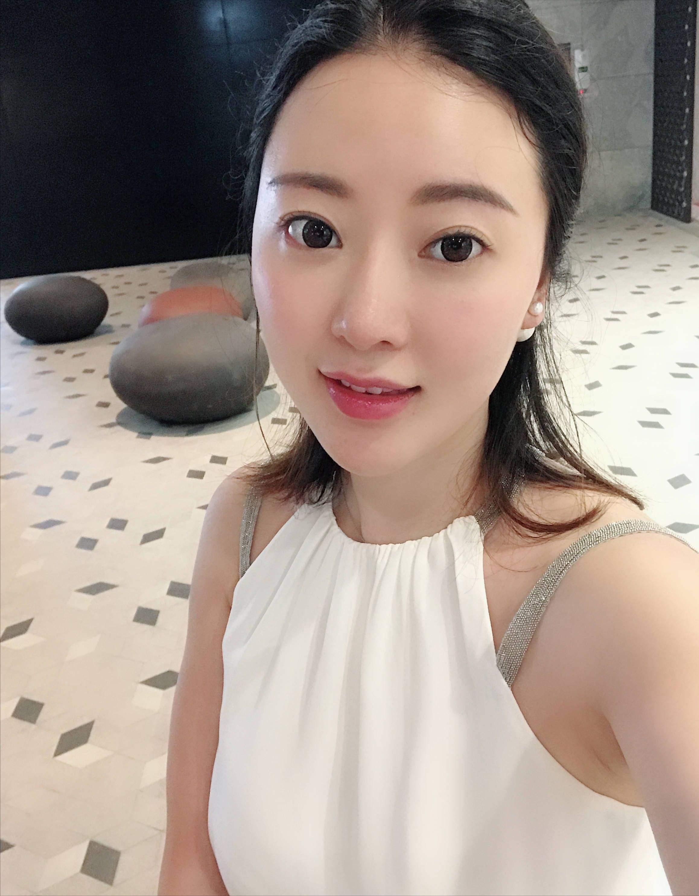 她因刘强东走红,如今定居国外生活奢华,34岁的人依然美丽动人