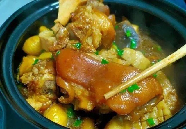 冬天要常吃这碱性菜，切成段跟猪蹄炖入味，鲜香脆嫩，好吃又解馋