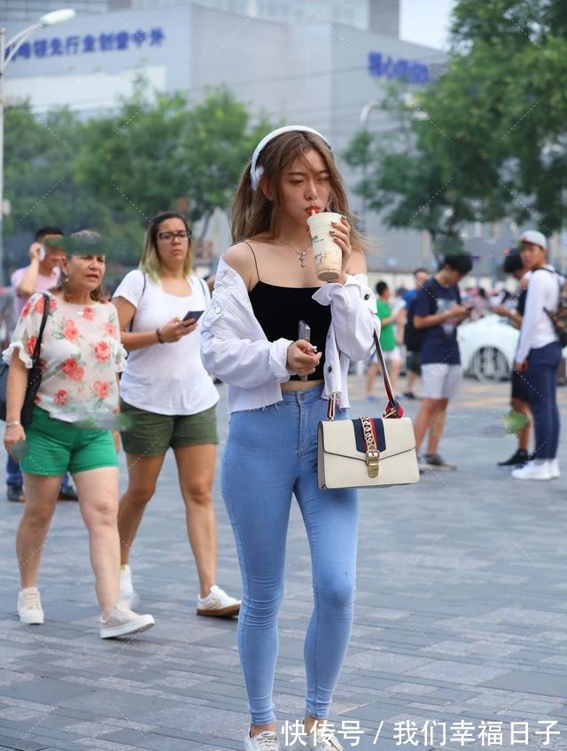 牛仔裤 纯白牛仔外套搭配天蓝牛仔裤,别样的牛仔服搭配,更时尚更年轻!