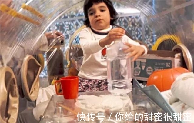 宇航服|“泡泡男孩”：12岁才走出隔离罩，在死亡前第一次触摸到了妈妈