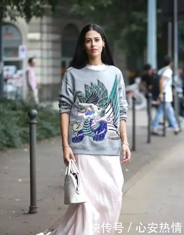 春天把这两种颜色穿在一起,你看起来又贵气又时髦,热巴都在穿