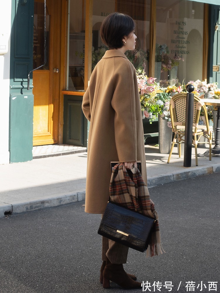 廉价感|40岁女人穿大衣如何避免廉价感?注意这2个细节,不时髦高级才怪