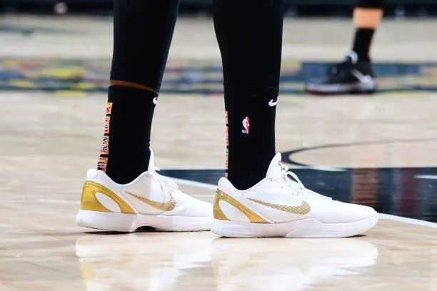 NBA球员上脚：库里8代定制版，恩比德球鞋缅怀科比