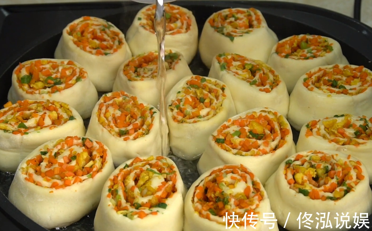 包子|胡萝卜这种吃法真过瘾,卷一卷切一切,层层裹着馅料,比包子还香