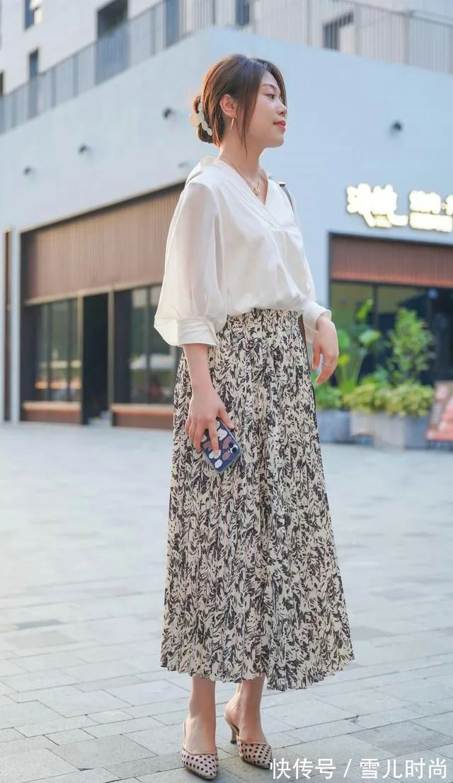 连衣裙 如花似玉的小姐姐,一件连衣裙休闲时尚,搭配高跟鞋显高有女人味