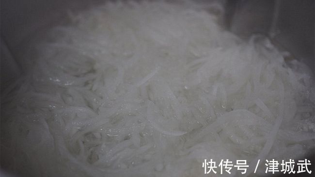 白萝卜|天气转凉,不吃肉也要吃这道菜,清爽不油腻,钙是牛奶的十几倍