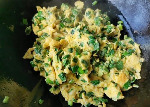 把韭菜切成段和鸡蛋一起炒,放在一起炒,不容易消化,吃韭菜最讲究季节