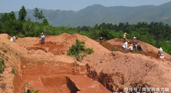 神秘土堆不积雪,原来是下面有个大宝藏,该宝藏沉睡千年了