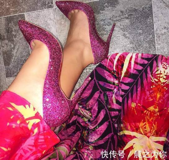 优雅 细高跟对女性有着天生的青睐,诠释出不落俗套的性感风情!