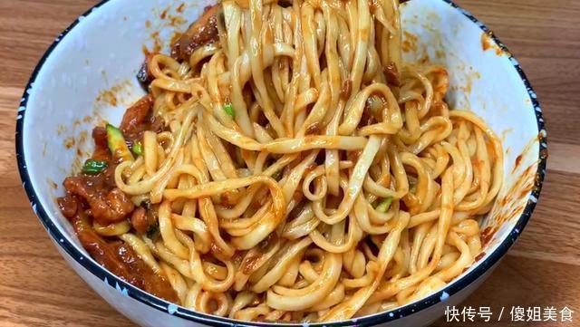 面条|夏天来了,面条就得这样吃,简单一拌,比凉面还好吃,太香了