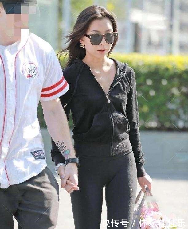 蕾丝 有一种姑娘喜欢瑜伽裤,才能避免单调无趣,白运动鞋!