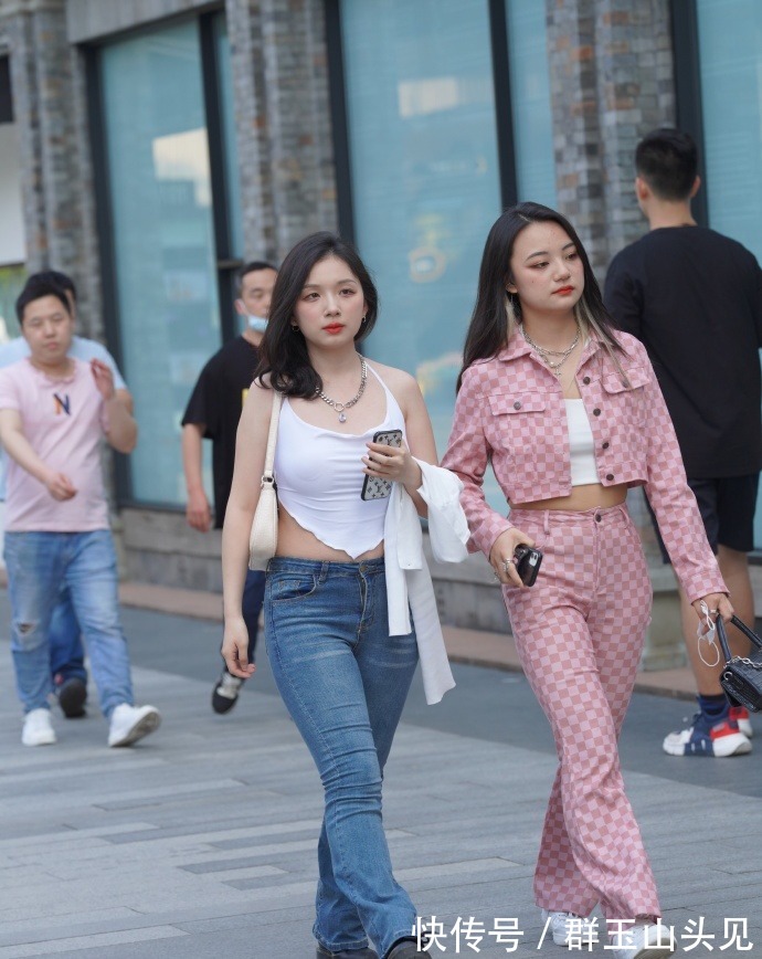 神器 吊带真的是爱美女士的“神器”,既能让造型好看,又清凉舒适!
