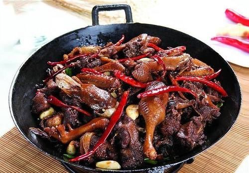 炖啤酒鸭别直接加啤酒!饭店大厨“这样”做,难怪鸭肉不柴还入味