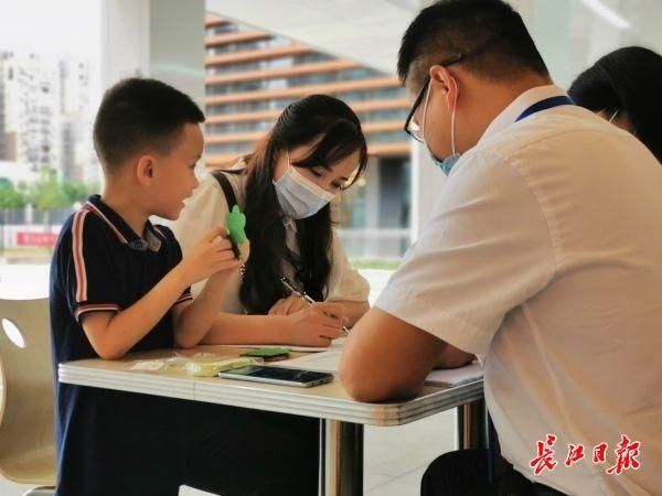 家长们|“双职工”呼吁在校晚餐，学校夺回主阵地家长举双手赞成