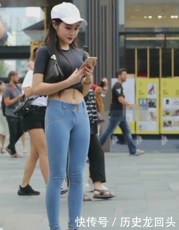 凹凸|街拍:紧身牛仔裤穿在身上凹凸有型,迷倒过往路人