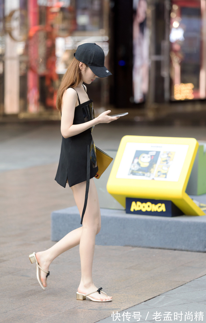 路人 街拍路人,时尚任性的小女人穿搭参考,让你显得年轻又有活力