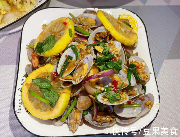 因为这道酸酸辣辣的凉拌花甲，从此爱上了做饭