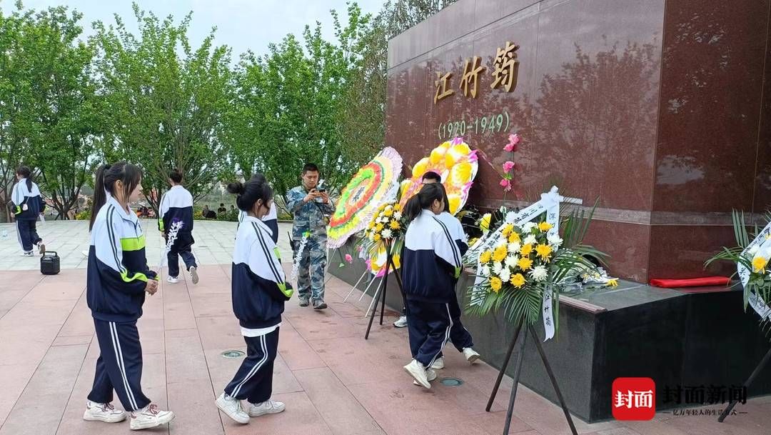 鲜花祭扫已成四川自贡市民扫墓主流方式 每天超3000人到江姐故里祭扫英烈