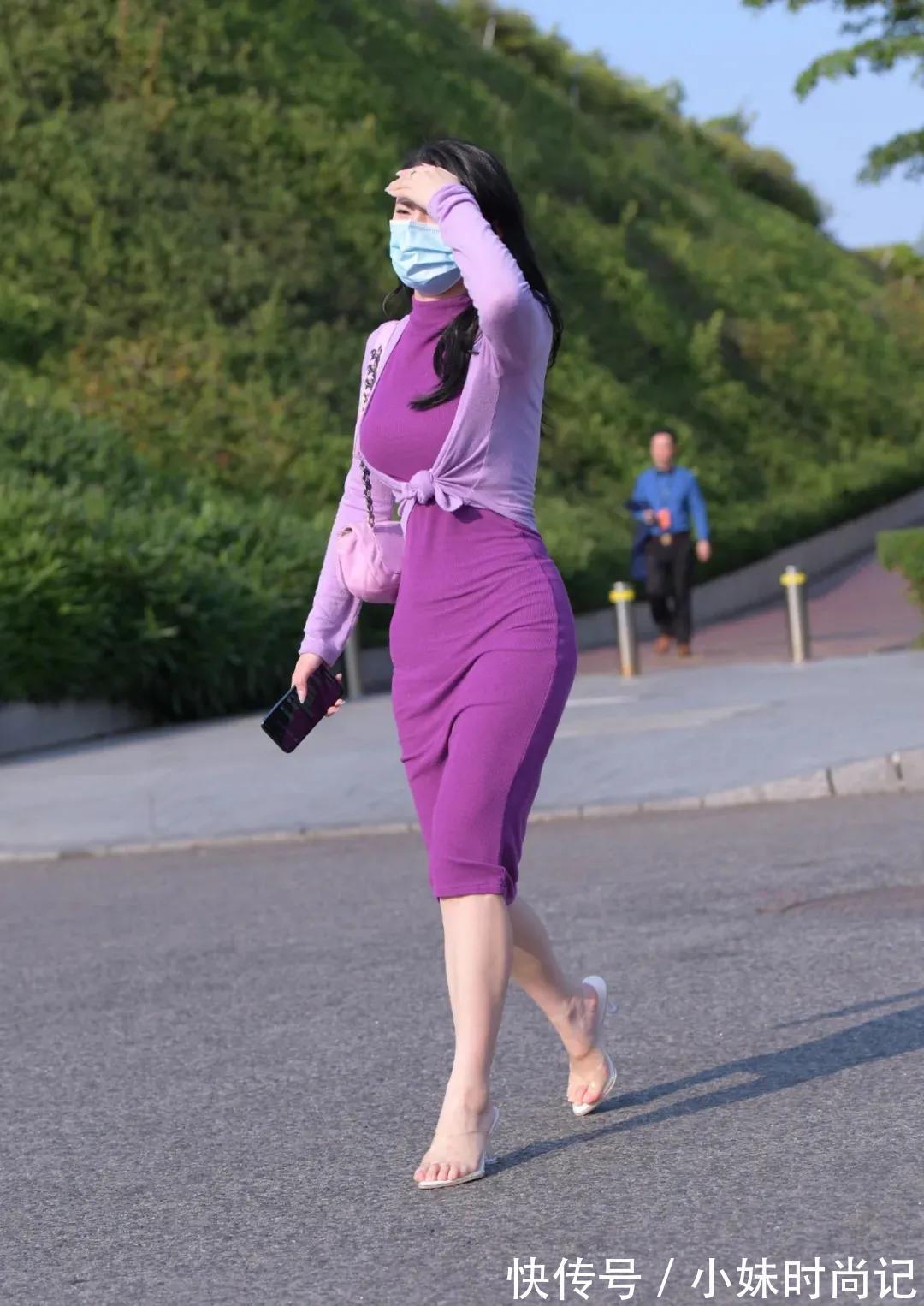 街拍穿紧身裙的女孩子