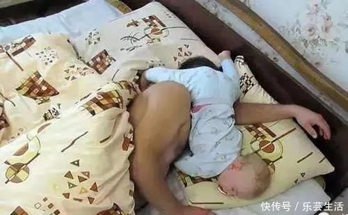 睡着|爸爸陪娃睡觉,醒后发现娃不见了,吓坏了赶紧找,结果自己都乐了