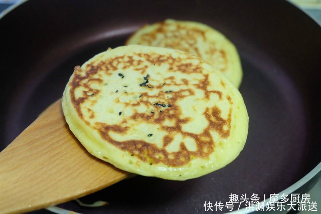 款玉米面饼|玉米面饼简单又好吃,搅一搅拌一拌,3分钟煎一锅,香软营养好