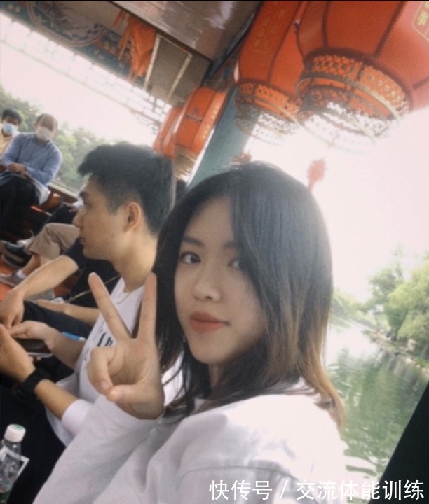 旧照|双金得主杨倩晒旧照秀美颜!戴墨镜巨星范十足,明星脸真藏不住啦!