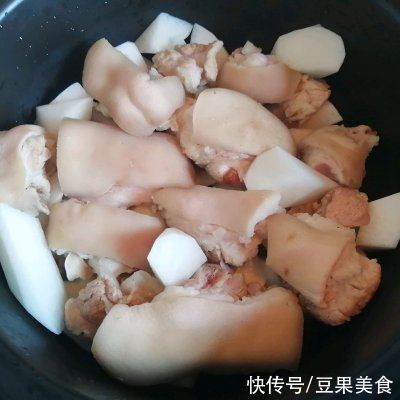 想健康又想美味，吃猪蹄焖萝卜就对啦