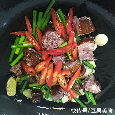 腊鸭腿炒蒜苗|这道腊鸭腿炒蒜苗，看一遍就会