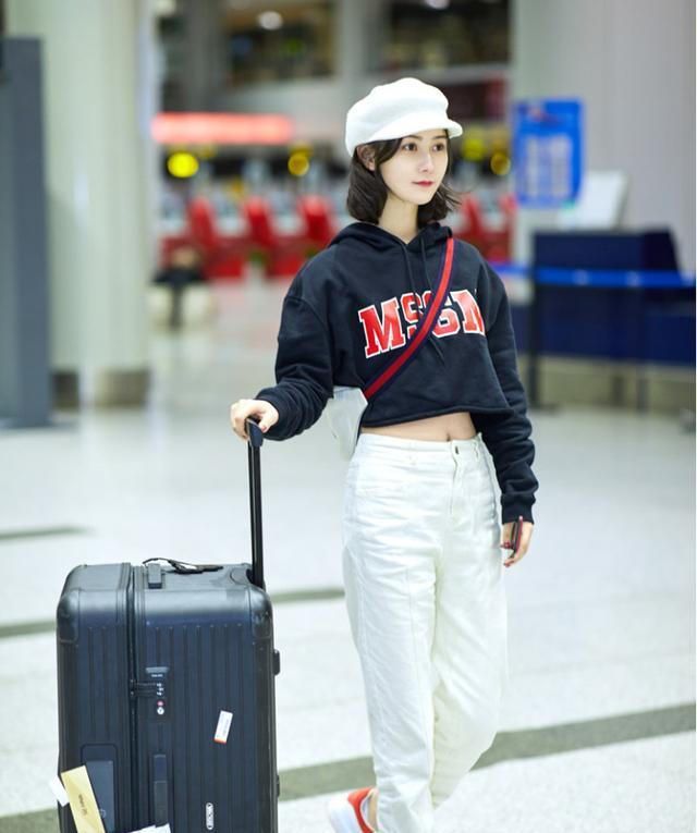 童帽|机场造型好时髦，短款卫衣配斜挎包，戴上报童帽更俏皮洋气