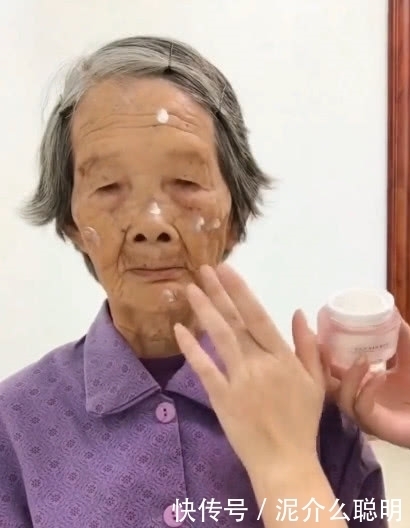 老奶奶|95岁老奶奶化妆成“最美新娘”,妆后容颜,让人赞叹