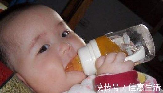 宝宝|宝宝身体如果有这3种情况,说明是缺水了,宝妈要及时给宝宝喂水
