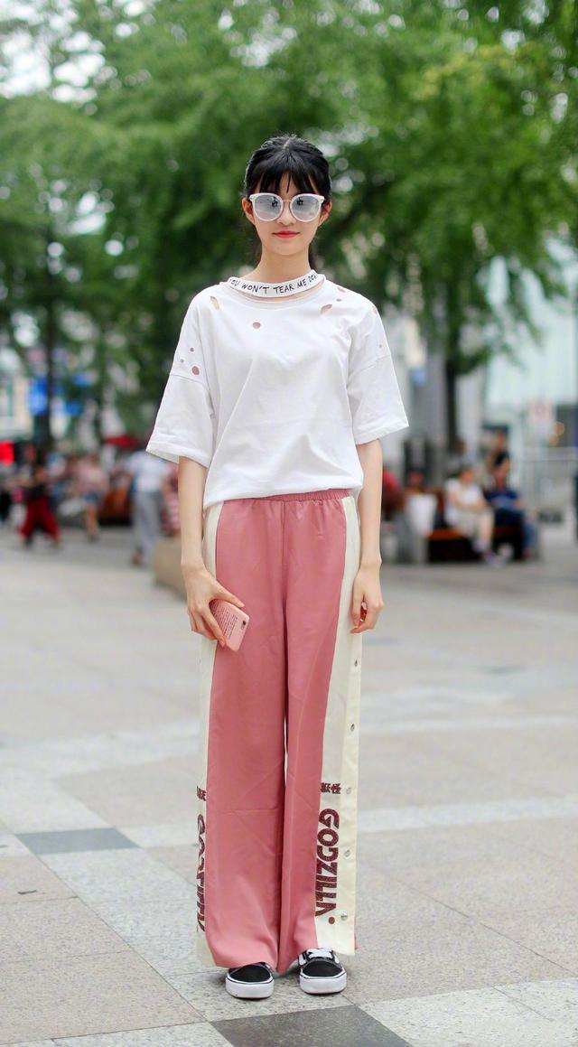 魅力|街拍:清纯的美女,穿搭得体气质不错,很有魅力