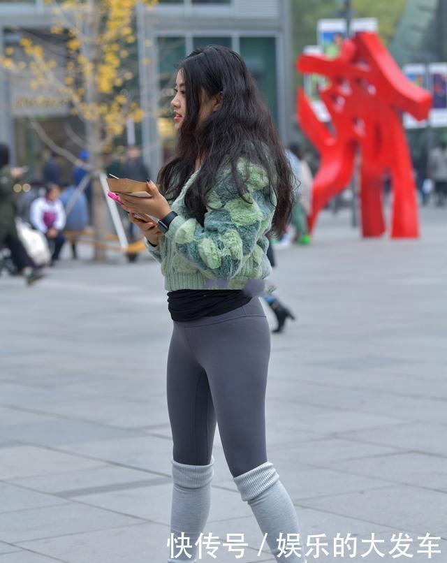 黑色|黑色紧身短袖搭配黑色打底裤，展现完美腰线，让人忍不住多看几眼
